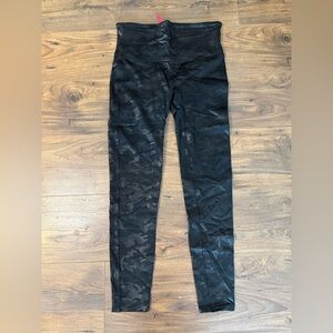 SPANX XL Faux Leather Glossy Camo Matte Black shaping slimming Leggings 30x27